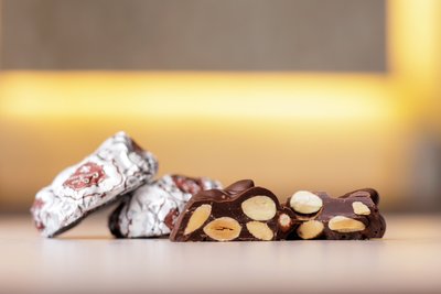 Чорний шоколад з мигдалем Cacao&Сhocolates 30 г (+ - 3 г) 11819 фото